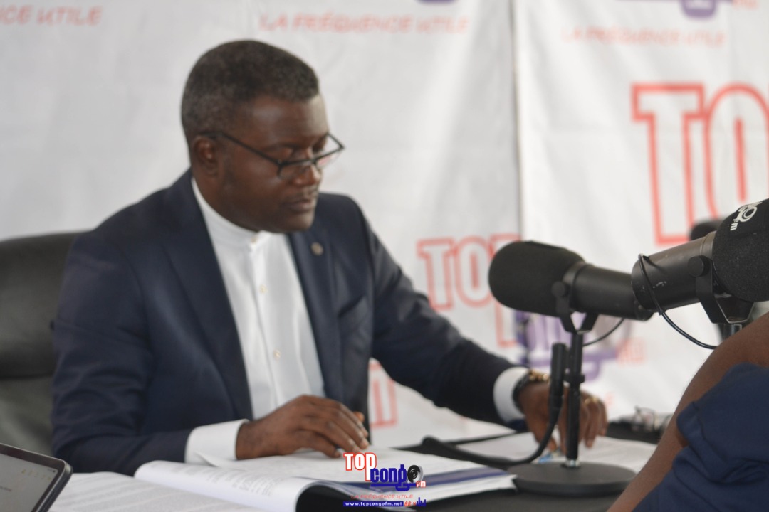 barickbuema's tweet photo. "Notre justice a régressé", dit Edmond #Issofa, président du #Synamac. "Nous constatons qu'il y a absence de volonté politique de voir s'installer dans notre pays une justice juste. On refuse de donner au pouvoir judiciaire les moyens de son fonctionnement. Et o y met la main". https://t.co/MWBPNpHeuX
