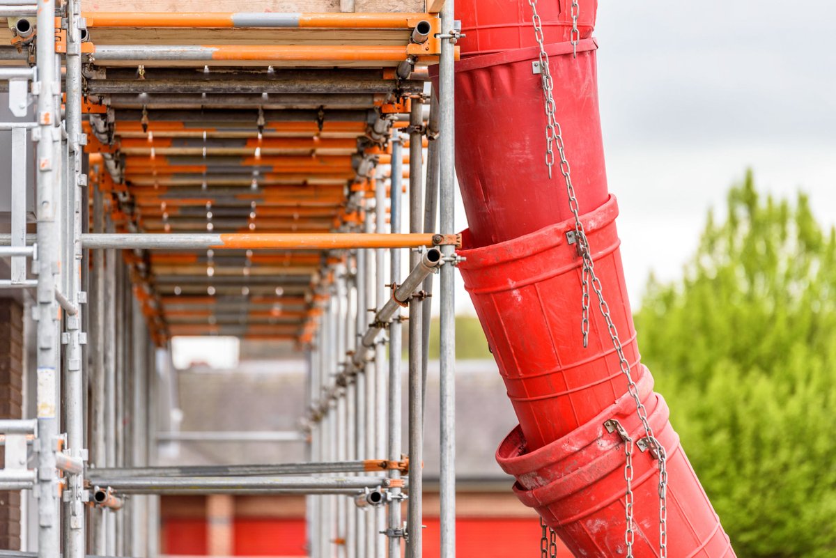 SafetyManaged's tweet photo. Work at height is the largest cause of workplace deaths in the UK. @H_S_E have revised their guide to Health and Safety in Roof Work. If your business carries out roof work, or employs people to, we recommend you familiarise yourself with this guidance https://t.co/yXk14NGO9L https://t.co/vv1ONTRGIG