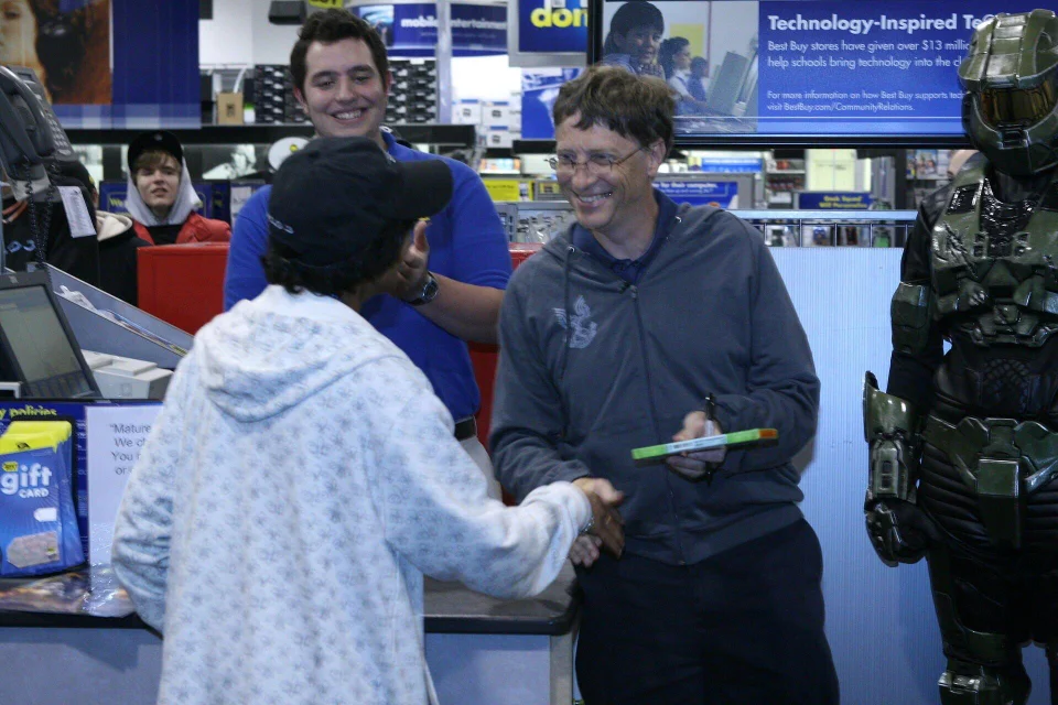 ayylmaotv's tweet photo. Bill Gates selling the first official copy of Halo 3 at Best Buy (2007) https://t.co/Y621p5aRiU