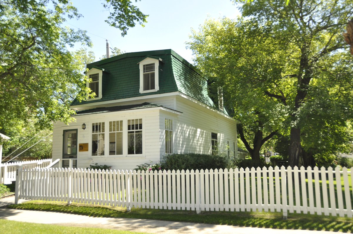 Meewasin's tweet photo. The Marr Residence is the oldest house in #yxe still standing on its original site! Built by Alexander Marr in 1884, it was one of the 1st substantial houses to appear in the original Temperance Colony of Saskatoon. Check out a virtual tour of the house at https://t.co/6joWnf7DOV https://t.co/Eogg4Dxd6h