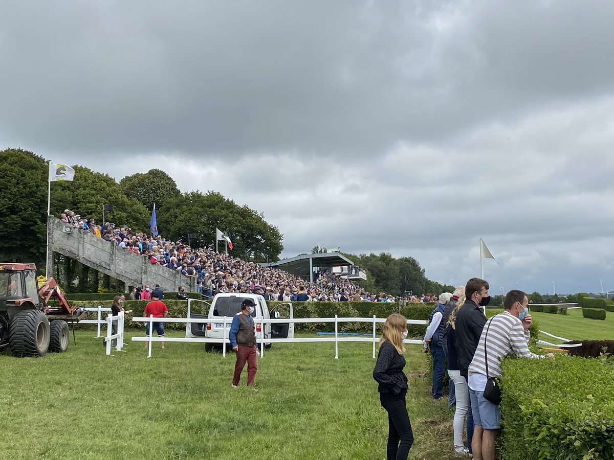 GabrielLeenders's tweet photo. Le plaisir de voir du monde aux courses. Vive la Bretagne (Corlay) @francegalop https://t.co/M0a7yPxfq1