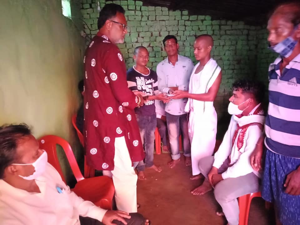 BJD4Balangir's tweet photo. କଣ୍ଟାବାଞ୍ଜି ଆଶ୍ରମ ପଡା ରାମ ବାଘ ଙ୍କ ମା ଙ୍କ ଦସା କାର୍ଯ୍ୟରେ ଯୋଗଦାନ କରିଛନ୍ତି କଣ୍ଟାବାଞ୍ଜି ଗତ ନିର୍ବାଚନର ବିଧାୟକ ପାର୍ଥୀ ଶ୍ରୀଯୁକ୍ତ ଅଜୟ ଦାସ।
@Naveen_Odisha 
@bjd_odisha https://t.co/VGjPL0KjQK