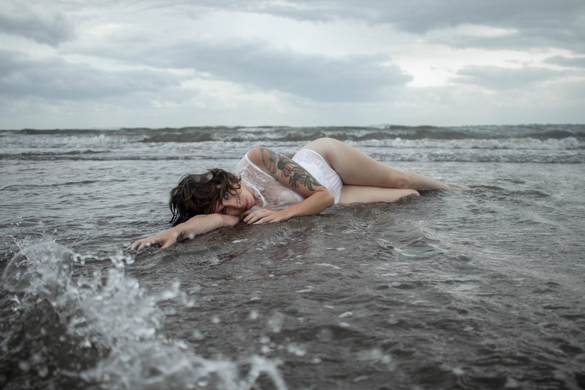FkGarland's tweet photo. Wrecked
c. September 2019
photographer: Kate Meehan
#ocean #sea #MoodyPorts #Shipwreck #StormySea #BodySuit #SwimSuitModel #waves #ConnecticutPhotographer #NewEnglandModelsnetwork #beauty #WomanPhotography #tattoos #ConnecticutModel #AltModel
https://t.co/xZRHwzbMHp https://t.co/q5MaFPDOsb