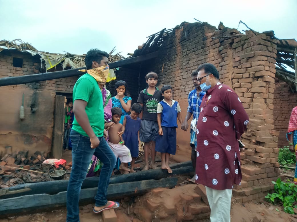 BJD4Balangir's tweet photo. କଣ୍ଟାବାଞ୍ଜି ନିର୍ବାଚନ ମଣ୍ଡଳୀ ତୁରେକେଲା ବ୍ଲକ, ବୁରୋମାଲ ଗାଁ ର ଗୋବର୍ଦ୍ଧନ ବାଘ ର ଘର ଭାଙ୍ଗି ଯାଇଥିବା ସୂଚନା ପାଇ କଣ୍ଟାବାଞ୍ଜି ଗତ ନିର୍ବାଚନର ବିଧାୟକ ପାର୍ଥୀ ଶ୍ରୀଯୁକ୍ତ ଅଜୟ ଦାସ ଯାଇ ତାଙ୍କ ସମସ୍ୟା ବିଷୟରେ ପଚାରି ବୁଝିଛନ୍ତି।
@Naveen_Odisha 
@bjd_odisha https://t.co/nXte1crFUd