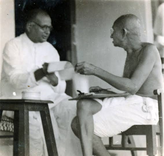 rameshkumardu's tweet photo. गाँधीजी के त्यागमूर्ति शिष्य पूज्य जमनालाल जी की जन्मशती के उपलक्ष्य में स्थापित गाँधी विचार परिषद्, वर्धा का गाँधीजी की सार्द्धशती पर बन्द करने के निर्णय से उस त्यागमूर्ति की आत्मा को बहुत दुःख पहुँचा रहा होगा। #saveIGSwardha https://t.co/CjPj5ttjIF https://t.co/MN4PoxmyPJ
