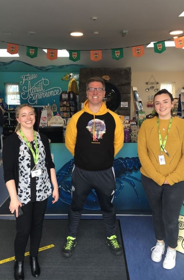 AchillEXP's tweet image. Thanks so much @DaveTodayFM from @TodayFM who visited us today with his lovely family 😀 Thanks for taking the time to chat to our team, we hope you enjoyed your visit &amp;amp; look forward to welcoming you all back to the Achill aquarium again soon 🐢🐙🐟 #thanksforcalling #achill
