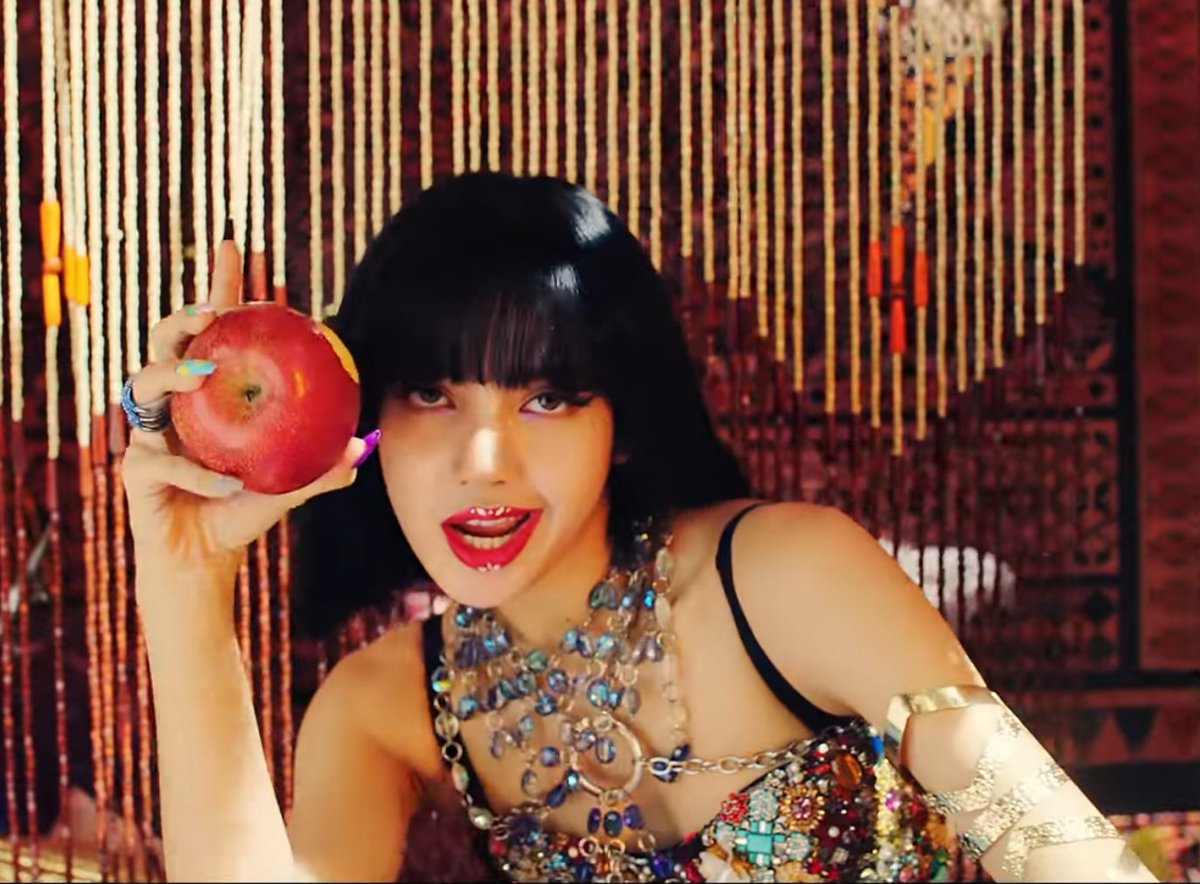 ok so here's something i realized about the damn apple - lisa's scene wasn't randomly placed as a flex but a representation of her dark experience with reference to Aladdin: a FAIRY TALE about theft, greed & being trapped (inside the palace & inside the lamp) @blackpink