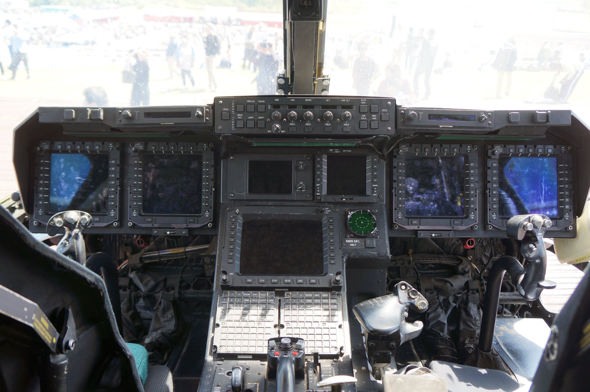 Hound A Twitter 最近の航空機はディプレイが多いから操縦は前より楽 という説明を受けてもこれだけのスイッチ類の位置を覚えて且つそれを目的に合わせて使いこなすとか やはりパイロットさんすごい 1枚目 オスプレイのコックピット 2枚目 Sh 60の