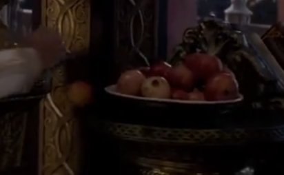 in one scene, aladdin accidentally dropped a tray full of apples. he panicked while jasmine didn't mind as they have tons and tons of it inside the palace. see the difference on how they value the apples @blackpink