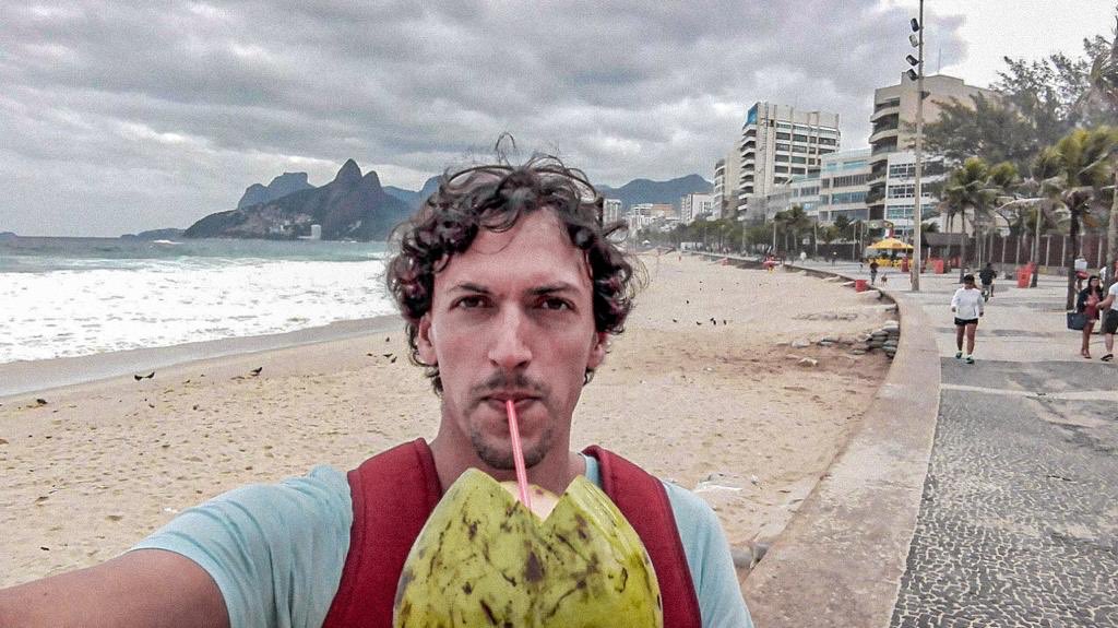 AndresGonzalezR's tweet photo. Aguante #cocogelado carajo! 🥥 

#aguacoco #coco #riodejaneiro #ipanema #brasil https://t.co/766pJC9HJ7