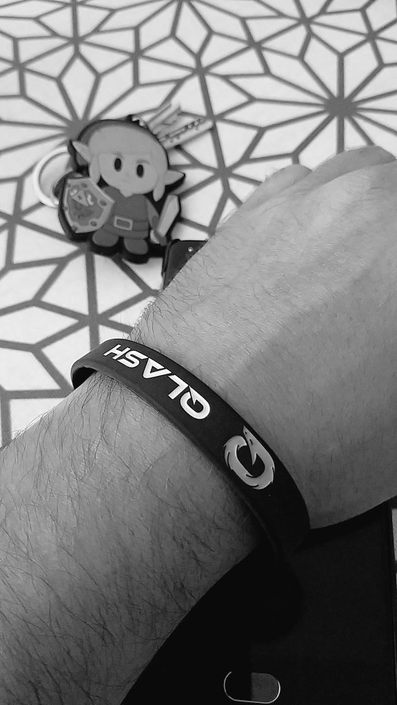 agr3gam3's tweet photo. @G10YM @TeamQLASH @QLASH_Spain Hoy la llevo puesta!
#AupaQLASH!!!!! https://t.co/8ZVva7BAfG