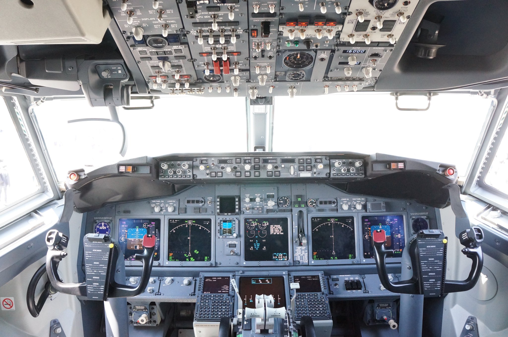 Hound 最近の航空機はディプレイが多いから操縦は前より楽 という説明を受けてもこれだけのスイッチ類の位置を覚えて且つそれを目的に合わせて使いこなすとか やはりパイロットさんすごい 1枚目 オスプレイのコックピット 2枚目 Sh 60の