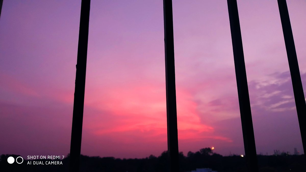 isomyaroy's tweet photo. Here,my small world .....OMG purple sky I guess this sky also loves BTS💜..
•
•what a wonderful scenery! ~That's why I'm so much addicted to this.💫☮️☮️ https://t.co/UDsiwmpmrH