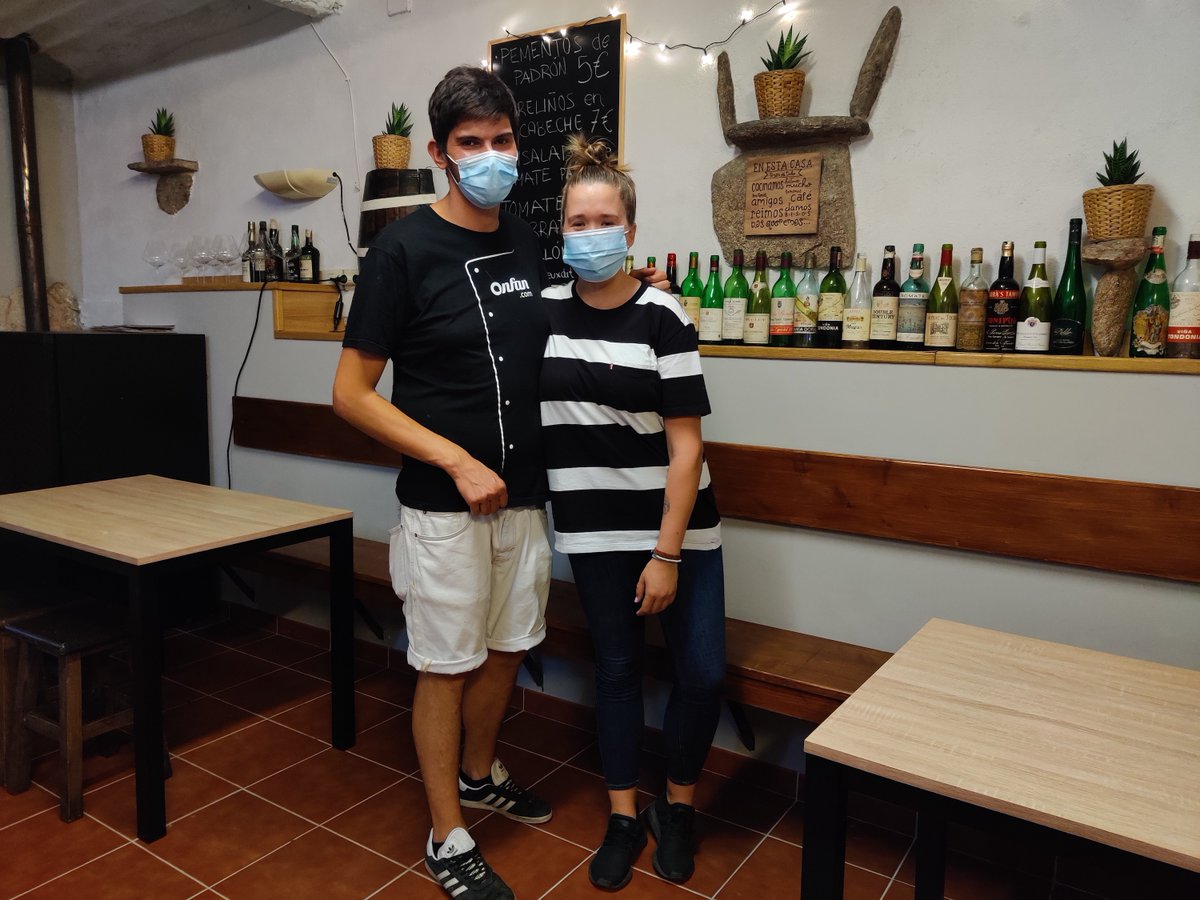 spanish_wl's tweet photo. Grandes vinos internacionales, algunos de añadas o degüelles antiguos y comida sencilla y rica en este original bar que han montado @edusimes e @Iraia11 (ex Mugaritz) en pleno viñedo cerca de Sanxenxo en Rías Baixas. 
Se llama Lagüiña Lieux-Dit. Súper recomendable https://t.co/h3VQQnKQmS
