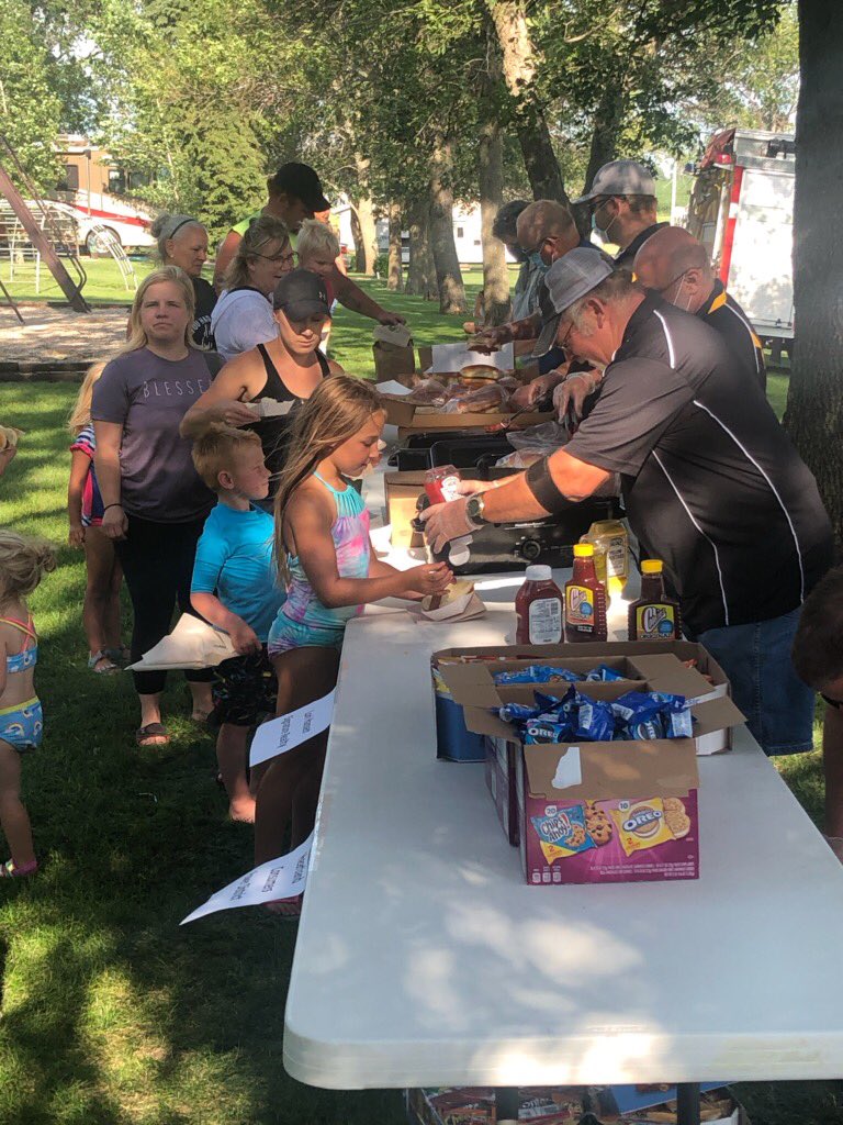 dybdahlk's tweet photo. It was a great evening for some great food at #ColmanSd city picnic.  @HeartlandPower was happy to sponsor and help out! #publicpower https://t.co/ZM2lgfQOmq