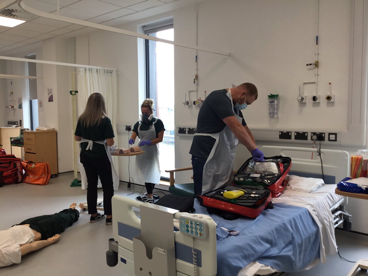 UoL_Paramedics's tweet photo. Another great day of clinical skills. Far less rusty than they thought they would be! 👍🙂🚑 So proud! 🙂 https://t.co/VuidleUfoj