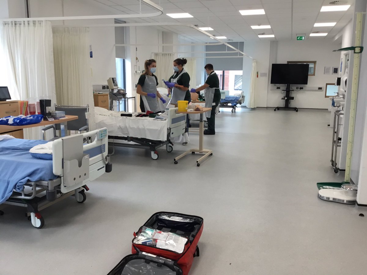UoL_Paramedics's tweet photo. Another great day of clinical skills. Far less rusty than they thought they would be! 👍🙂🚑 So proud! 🙂 https://t.co/VuidleUfoj