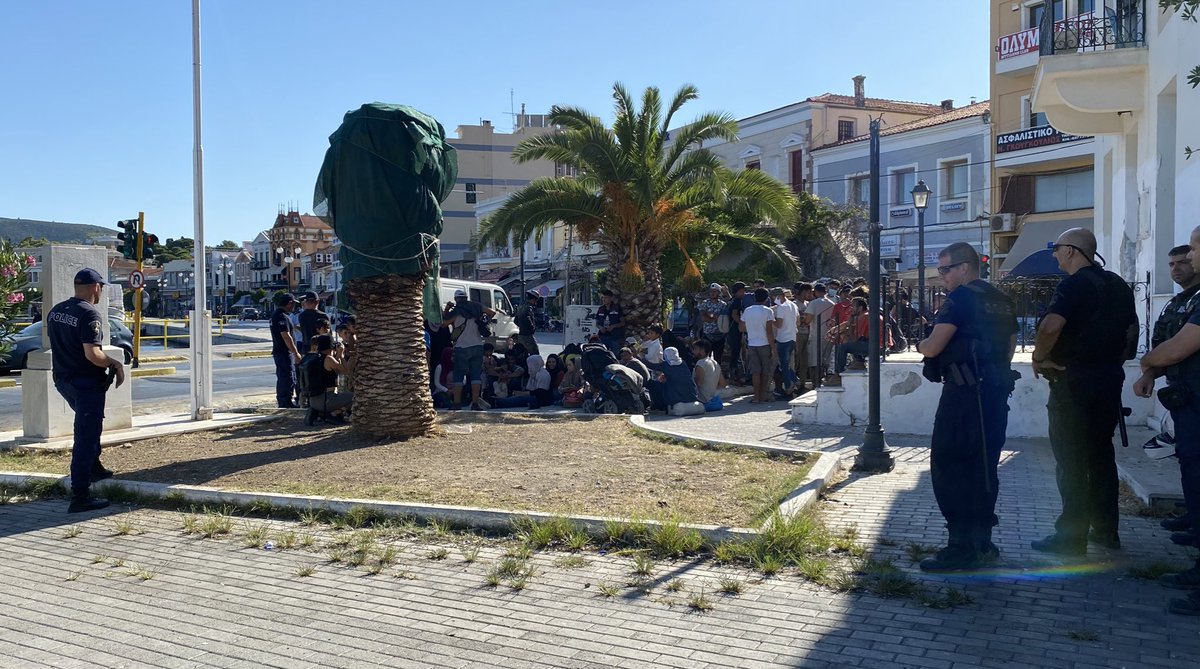 mortazabehboudi's tweet photo. Des dizaines de migrants vulnérables avec d’enfants sont arrêtés par la police car ils veulent partir à Athènes. Ils sont actuellement sur la place Sapho de la ville de Mytilène. #refugeesgr #Moria https://t.co/lkBQZFj5oy