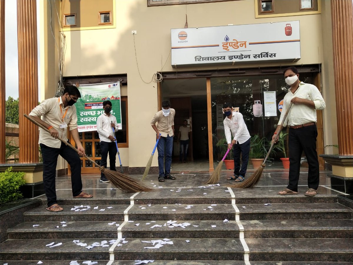 gauravlpg's tweet photo. Swachhta pakhwara Celebration in Sultanpur LSA.
Tree plantation and other cleanliness activities performed by channel partners of TEAM INDIAN OIL.
#swacchtahisewa
#SwachhBharatMission 
@IOCL_UP @IoclGupta 
@DirHR_iocl @ChairmanIOCL https://t.co/bx9VLmkjcl