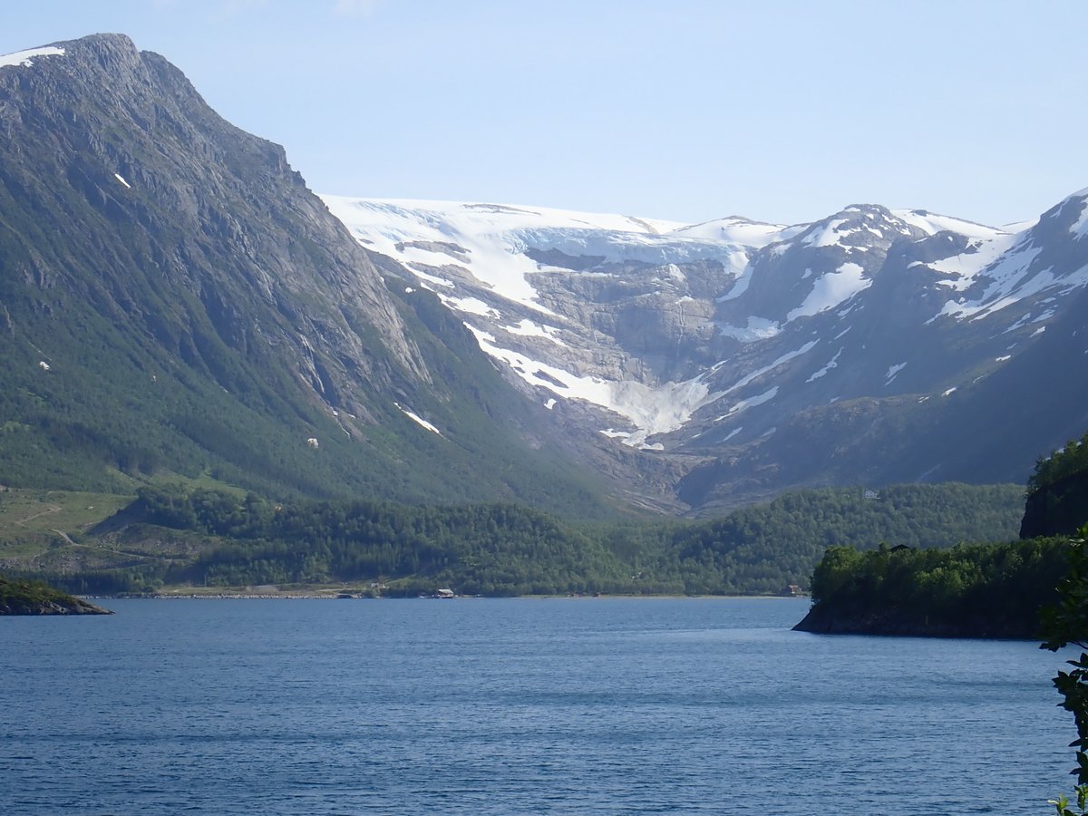 DrMiriamJackson's tweet photo. Have you ever bumped into someone you haven't seen for a while, and not recognised them because they've really let themself go? That's how I felt when I saw #Fonndalsbreen (outlet #glacier from #Svartisen) in June (photo on right). Compare with photo on left from 2001. https://t.co/RE5biKRRTc