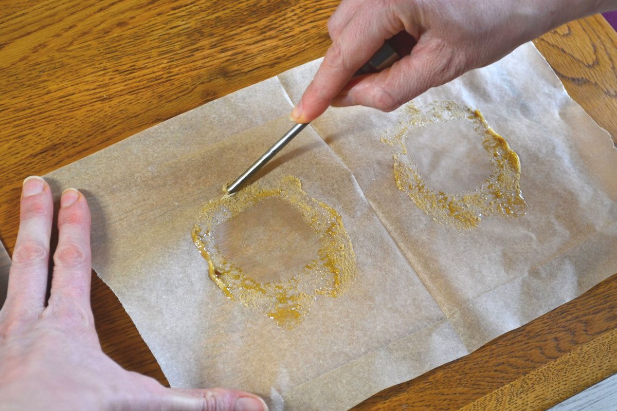 GuideRosin's tweet image. Learn how to press your own cannabis rosin at home with this complete guide. Here I will be using a manual hand-crank rosin press machine bit.ly/2AYnvGd