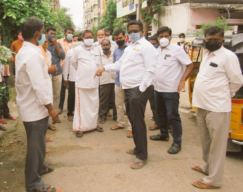 DCorporator's tweet photo. ఈరోజు దుర్గ నగర్ కాలనీ మరియు సూర్య నగర్ కాలనీలో స్థానిక సమస్యలపై పర్యటన.@bonthurammohan @trsinnews @chmallareddyMLA https://t.co/SPoDjMWyHJ