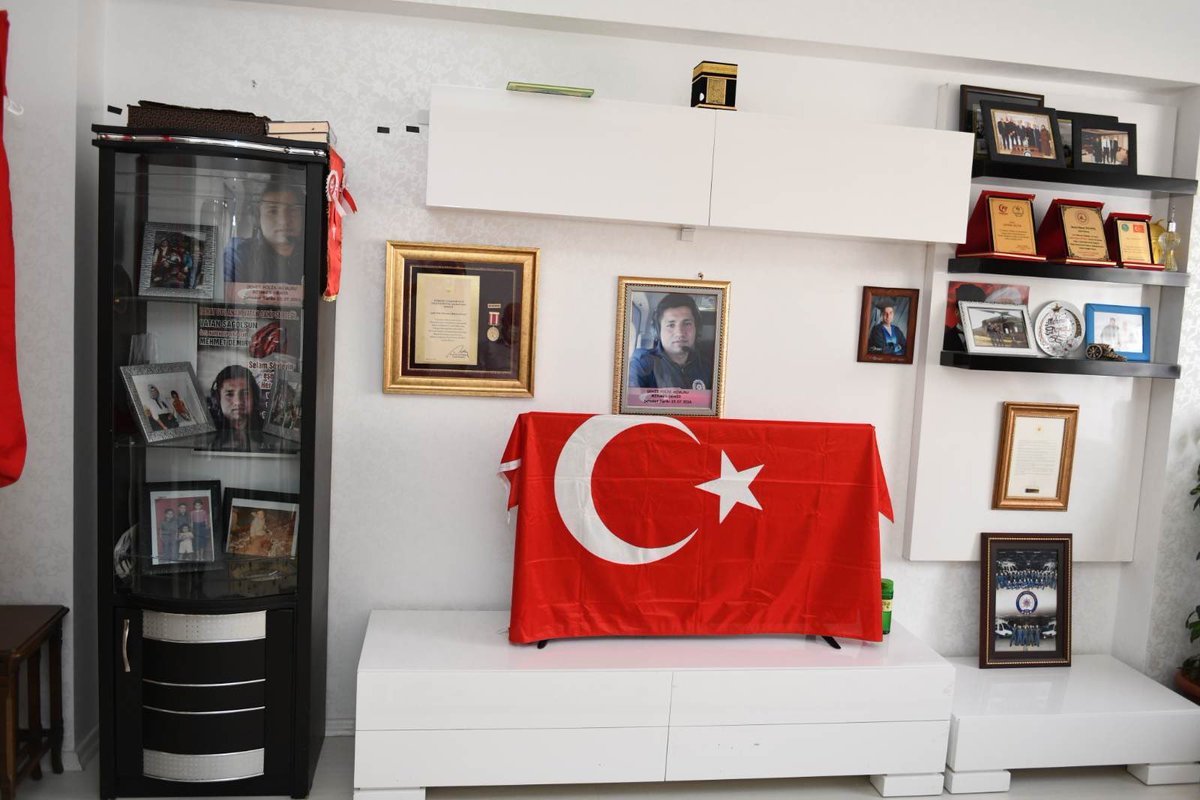 15 Temmuz şehidimiz Polis Mehmet Demir’in ailesini ziyaret ettik. 

Vatan uğruna canını ortaya koyarak hainlere geçit vermeyen şehidimize bir kez daha Allah’tan rahmet diliyorum.

Sizleri asla unutmadık, unutmayacağız.

#15TemmuzuUnutma