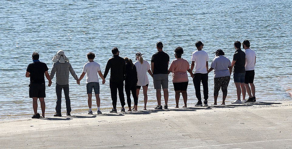 farandulaescan1's tweet photo. Integrantes de “Glee” rinden homenaje a Naya Rivera frente al lago Piru
Amber Riley (Mercedes), Chris Colfer (Kurt), Heather Morris (Brittany), Kevin McHale (Artie) y Jenna Ushkowitz (Tina), quienes habían decidido sumarse a la búsqueda de su colega y amiga. https://t.co/TTeXGcXx6t