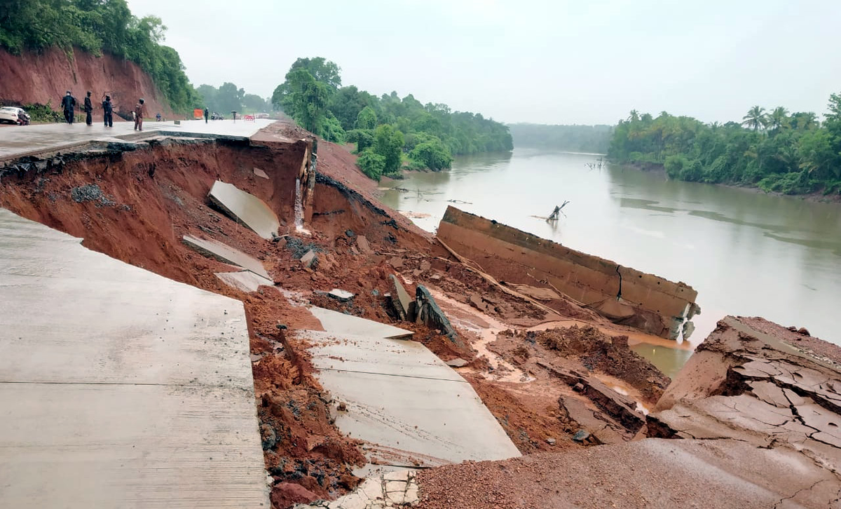 thegoanonline's tweet photo. ROAD TO NOWHERE ...
A portion of the NH66 highway which caved in and got washed away in the Tiracol River at Poraskade-Pernem on Monday morning.#WashedRoads #Pernem #NH66Goa https://t.co/nurjg3Z8Fl
