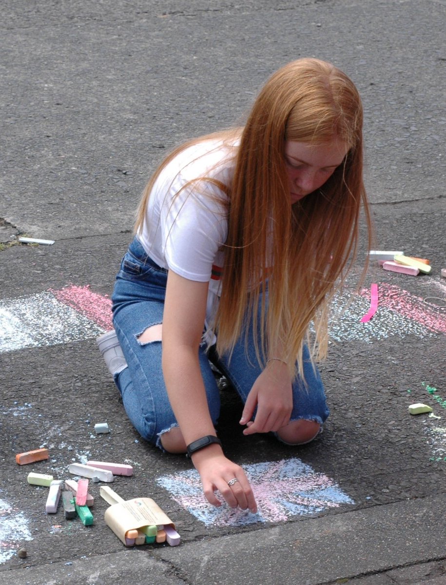 JacquelineWylie's tweet photo. Kids having fun with handmade chalk in #eastbelfast thanks to D&amp;DASF Award from @UniAtypical and @ArtsCouncilNI
#rainbowwalk20

#wewillnotberemoved #newparameters #makingthefutureHQ
#bxhomelife @artsni #thestreetismygallery #ballymacarrettvillage #chalkify https://t.co/LUIfPW4gAt