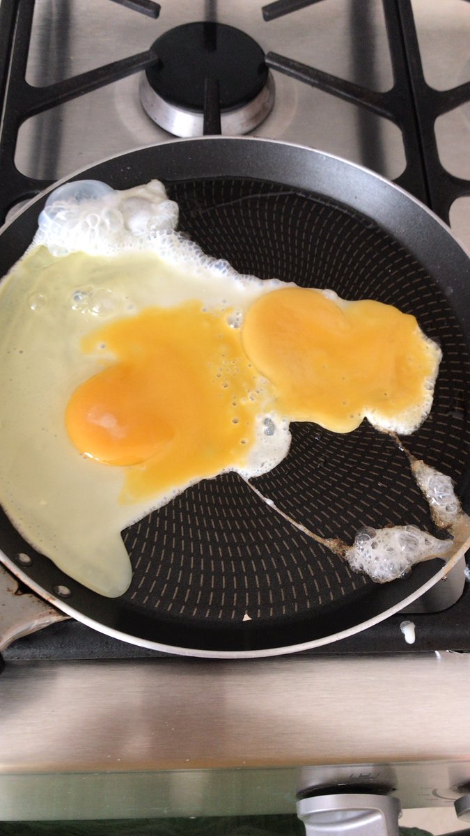 davidserret's tweet image. Ya sé con qué estoy pagando todo el pinche karma que he hecho en esta y otras vidas: en no poder hacer un solo pinche huevo estrellado bien. #valevergalavida