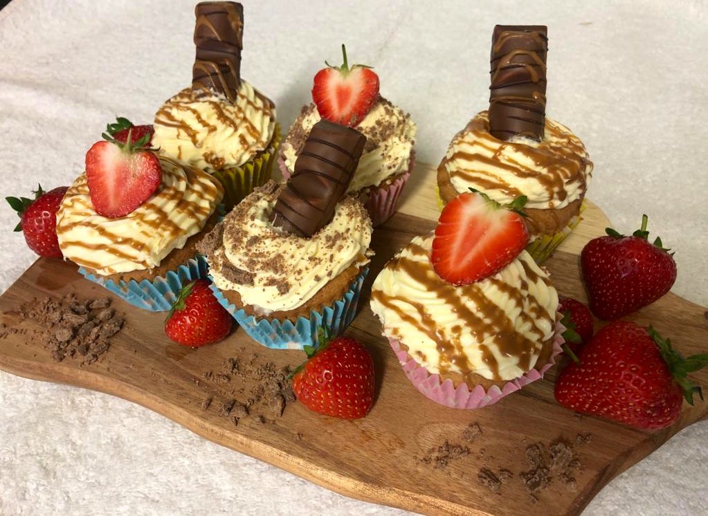 SophieMacura's tweet photo. Just trying to get the most out of my new £4 wooden boards 🍓 🧁 🍫 https://t.co/t8dIjsMqR7