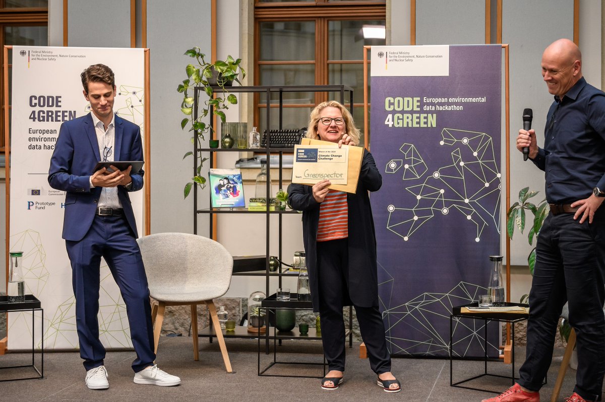 _BMUKN's tweet photo. Ob für umweltbewusste Kaufentscheidungen, beim Kampf gegen Plastikmüll oder für den Schutz von Bienen: Die #Digitalisierung bietet im Umweltbereich viele innovative Lösungen. BMin @SvenjaSchulze68 hat die Gewinner des Hackathons #Code4Green ausgezeichnet: https://t.co/KyivvAJcoS https://t.co/Z1GkpnUUXc