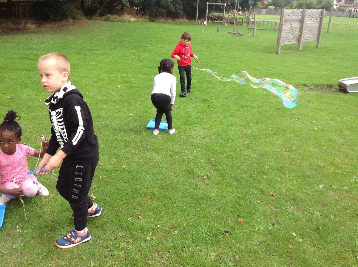 woodstonprimary's tweet photo. Bubble fun in Year1! https://t.co/vzwylDFjZn