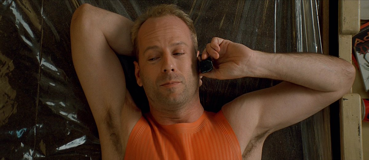 Брюс уиллис сколько лет в 5 элементе. Брюс уиллис пятый элемент. Пятый элемент актёр малкович. Люк бессон и брюс уиллис. Люк бессон пятый элемент.