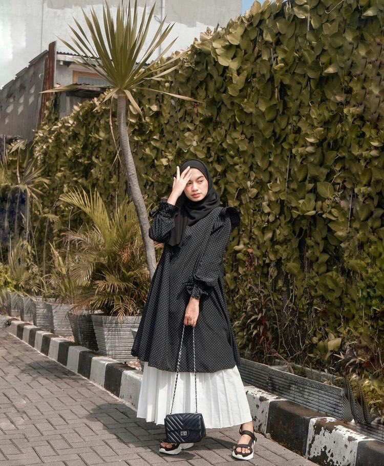 3) blouse ft skirtTakde masalah pun nak pakai lapis lapis sebab yang penting keselesaan kita, kalau korang rase selesa pakai macam ni, pakai je okay..kalau takut panas,pakai baju one piece je macam dress so tak terasa panas sangat