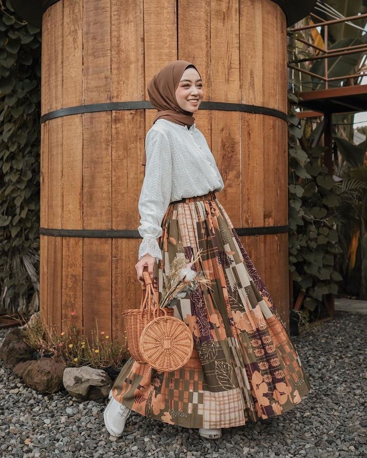 3) blouse ft skirtTakde masalah pun nak pakai lapis lapis sebab yang penting keselesaan kita, kalau korang rase selesa pakai macam ni, pakai je okay..kalau takut panas,pakai baju one piece je macam dress so tak terasa panas sangat