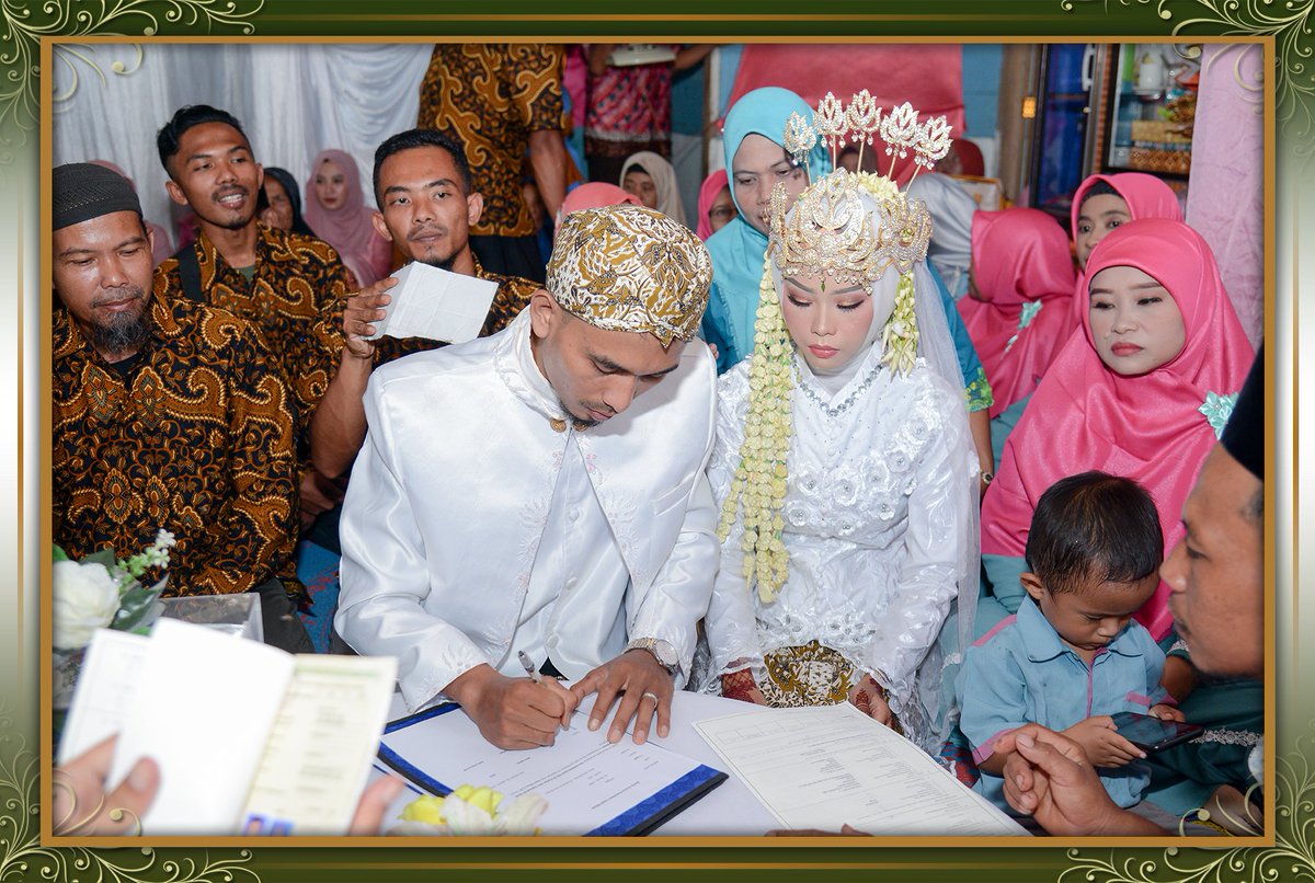 Ambarsono_ST's tweet photo. Bukak galeri nemu foto,. ehhh gak taunya aku udah nikah...😅😅😅

@tyheson https://t.co/A4ZUe9eM1K