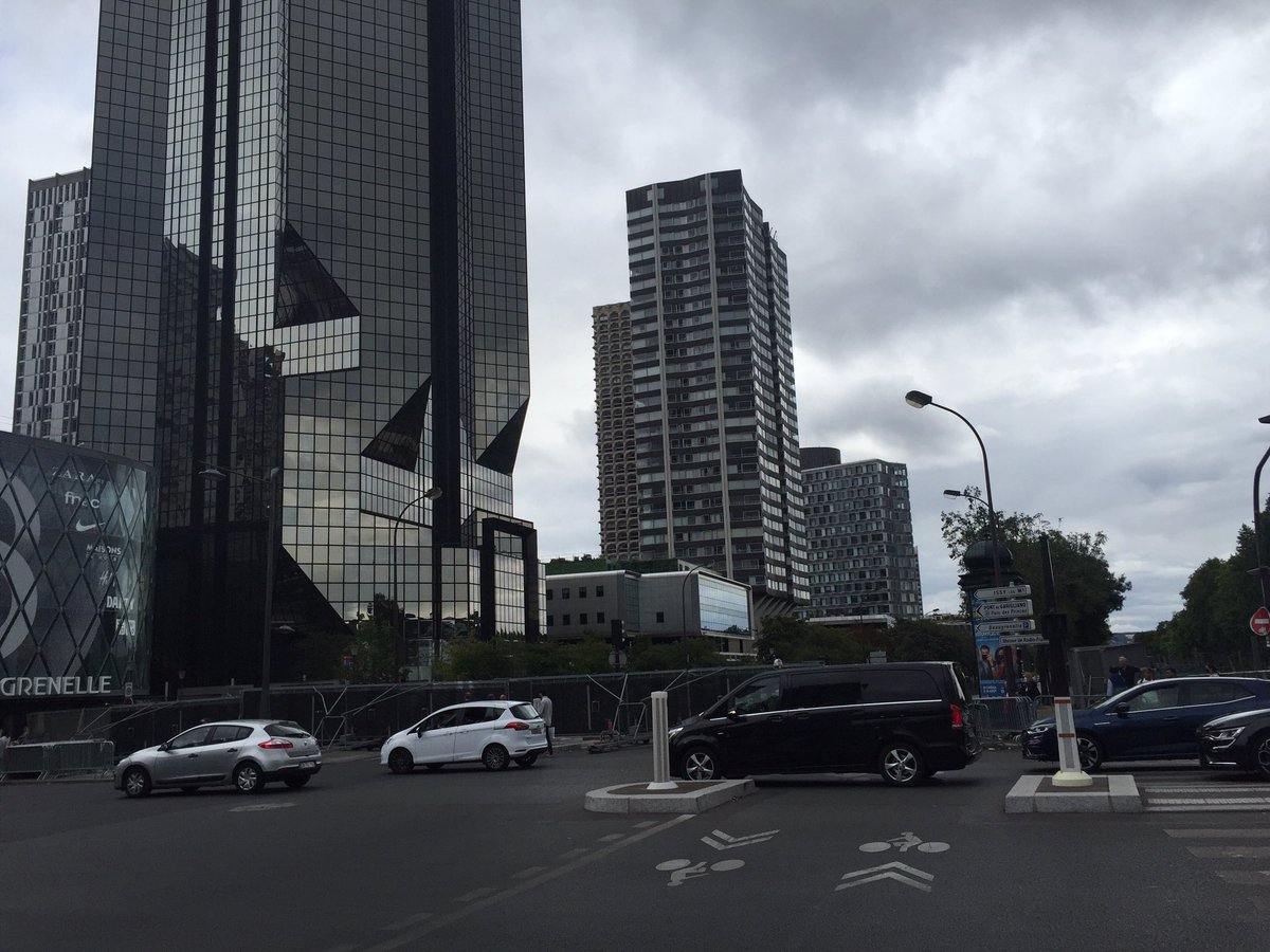 RimaTarabay's tweet image. Fermeture des accès , vers la @LaTourEiffel #feuxdartifice #COVID19 #pontdegrenelle  Alors prq ce #feudartifice 🙄si personne ne peut le voir qu'à la TL 🤔 #Incohérence #COVID19 #Paris