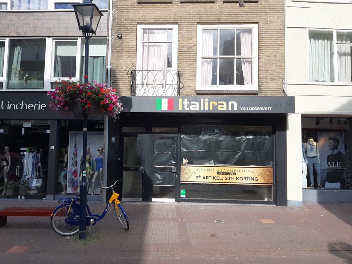 Kledingzaak #Italiran opent in juli haar deuren in de #Arnhemse binnenstad. Wij brachten het logo als #gevelbelettering aan. Ook hebben we een #raambelettering met daarop de openingsactie geplaatst. Ook een voordelige en opvallende #gevelreclame? gevelreclame.nl