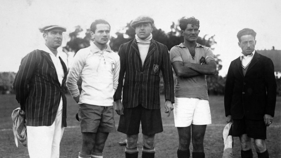 90 years ago today, the Seleção played its 1st ever World Cup game

The 1st of Brazil's 229 World Cup goals was scored by captain and Fluminense legend Preguinho in a 2-1 defeat to Yugoslavia

Fortunately things have gone a little better since then

⭐️⭐️⭐️⭐️⭐️

(Via <a href="/CBF_Futebol/">brasil</a>)