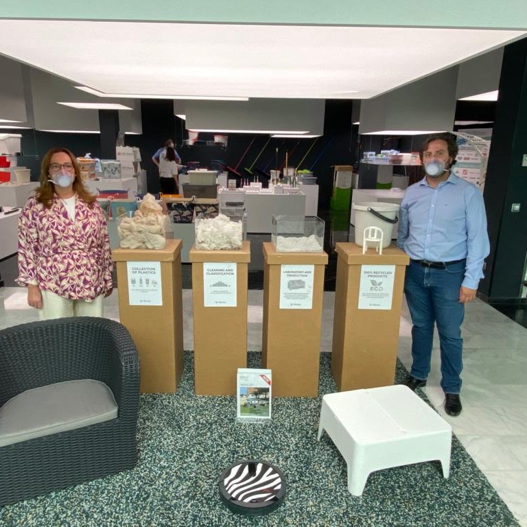 CsCValenciana's tweet photo. 🍊Nuestros diputados @DelQuerol y @PGarciaGuasp han visitado esta mañana las instalaciones de #SpBerner en Aldaia.

👉 Allí han tenido la oportunidad de probar las primeras mascarillas higiénicas reutilizables con filtros intercambiables. https://t.co/z8fvROUC8m