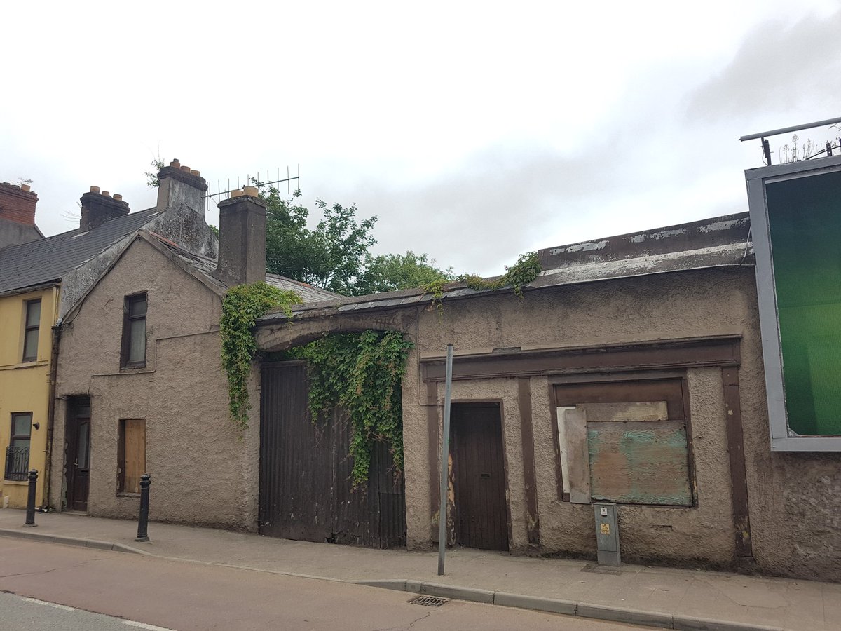 this is another really nice property, lovely old archway, someone's home & business, would be amazing if it was loved, restored, bought back to full use, so much potential like so many  #empty  #underused &  #abandoned  #buildings in  #Cork  #citycouncil  #socialcrime