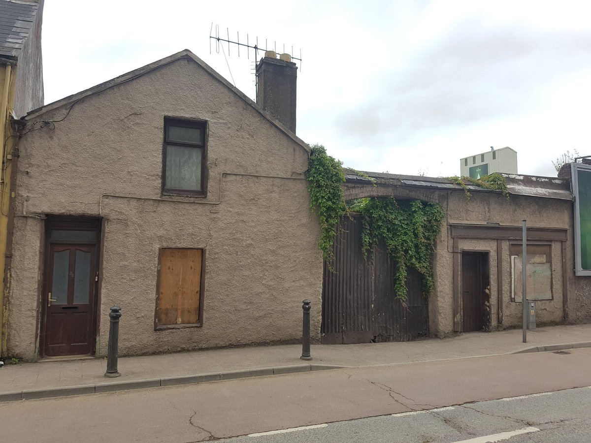 this is another really nice property, lovely old archway, someone's home & business, would be amazing if it was loved, restored, bought back to full use, so much potential like so many  #empty  #underused &  #abandoned  #buildings in  #Cork  #citycouncil  #socialcrime