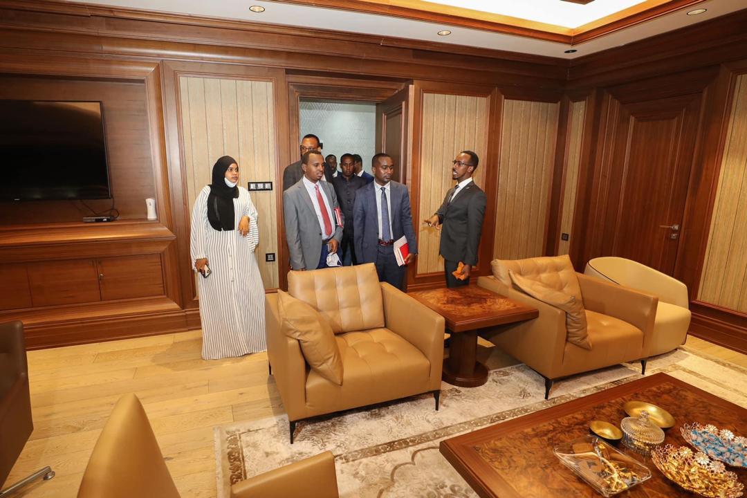 SOMWIM1's tweet photo. Guddoomiyaha @Somwim1 @UmulkhayrCumar ayaa ka qeyb gashay kulan ra'isulwasaaraha Soomaaliya @HassanAKhaire uu la qaatay ururrada u dooda xuquuqda weriyeyaasha iyo madaxda warbaahinta. 

Ra'isulwasaaraha ayaa sheegay inay garab taagan yihiin gudashada waajibaadka saxafiiyinta. https://t.co/pg0524JKVo