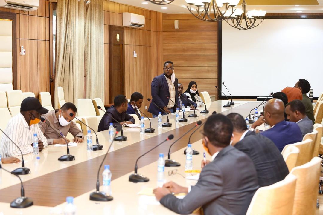 SOMWIM1's tweet photo. Guddoomiyaha @Somwim1 @UmulkhayrCumar ayaa ka qeyb gashay kulan ra'isulwasaaraha Soomaaliya @HassanAKhaire uu la qaatay ururrada u dooda xuquuqda weriyeyaasha iyo madaxda warbaahinta. 

Ra'isulwasaaraha ayaa sheegay inay garab taagan yihiin gudashada waajibaadka saxafiiyinta. https://t.co/pg0524JKVo