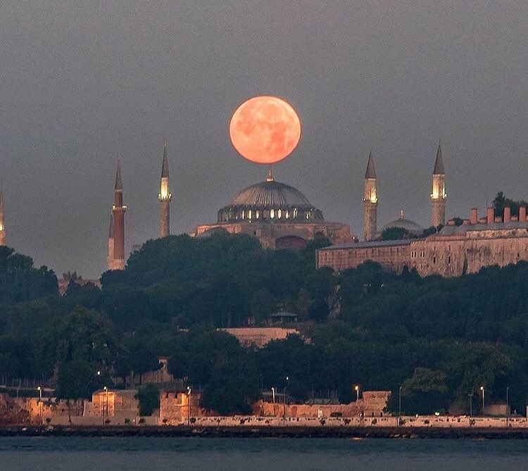 TurkiyeUrdu_'s tweet photo. آیا صوفیا میں شام ڈھلتے ہی چاند مسجد پر عین اوپر جگمگا رہا ہے
hagia sophia mosque https://t.co/tgCrkrk8aB