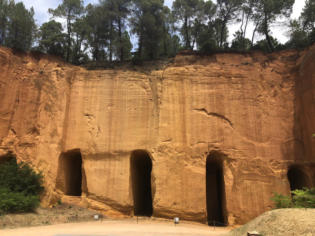Jour 2 - Gargas 🌿
Découverte des Mines de Bruoux sur les conseils de <a href="/patrick_baud/">Patrick Baud</a> dans sa vidéo Étranges Escales sur le #Vaucluse. Visite guidée de 50 min très enrichissante à travers les tunnels de cette mine d’ocre (plus en activité)! Le coin est moins connu mais chouette 💛