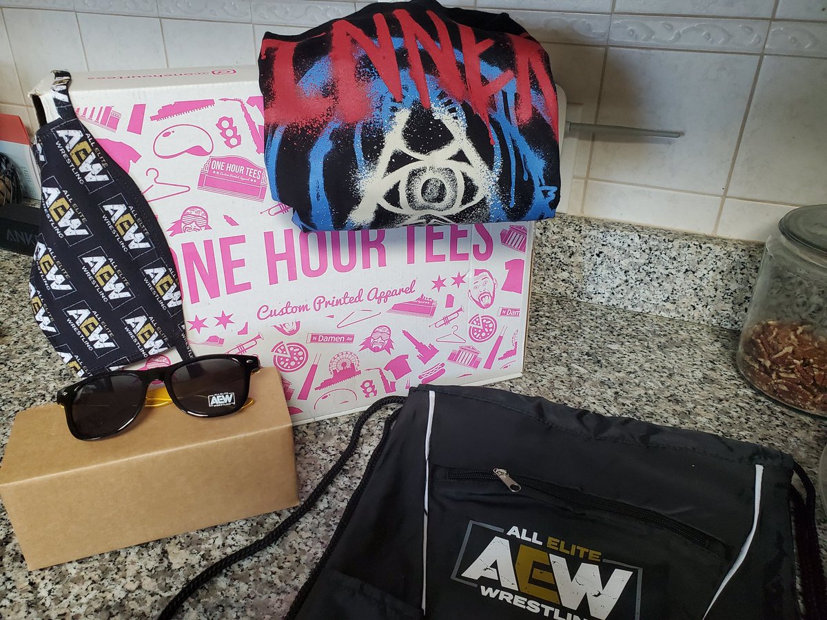 Stephaniisms's tweet photo. Hey @AEWrestling! Thanks for all the goodies! 🖤😃

#aew #FyterFest #fyternightmare #prowrestling #InnerCircle #allelite https://t.co/lacOa0lE8d