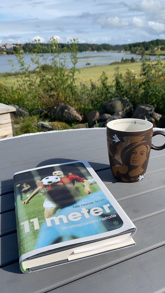 bkaasin's tweet photo. Kaffe og tilnærmet perfekt sommerlektyre fra @NilsHenrikSmith. Bortimot pensum for alle i @tippelag8rette og @promisedland76 #straffesparketshistorie #11meter #arvidnordquist https://t.co/ojfy1hAyn5